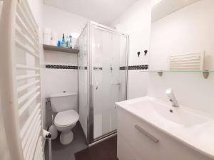 Kúpeľňa v ubytovaní Chalet cosy 4 pers à 800m des pistes - TV, kitchenette équipée, navette gratuite vacances. - FR-1-457-308