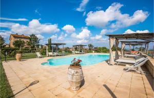 einen Pool mit einem Pavillon und einer Terrasse in der Unterkunft Awesome Home In Montaione With Outdoor Swimming Pool in Montaione