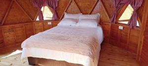 1 dormitorio con 1 cama en una tienda de campaña en Domos lago Muisca Xue, en Aquitania
