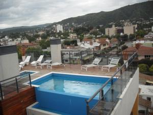 una piscina en la azotea de un edificio en Village Tower, en Villa Carlos Paz