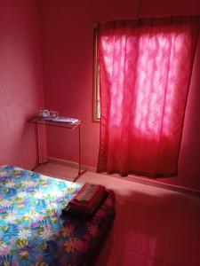 HOMESTAY CAHAYA PUTERI tesisinde bir odada yatak veya yataklar