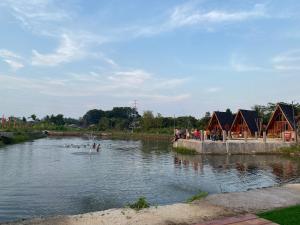 Resort & Resto Talaga Sundayana في سوبانج: مجموعة من الناس يسبحون في نهر