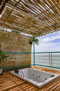 Cette chambre dispose d'une baignoire et offre une vue sur l'océan. dans l'établissement The Cape Goa, à Cabo de Rama