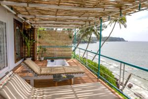 Een balkon of terras bij The Cape Goa