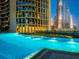 uma piscina numa cidade com edifícios altos em FIRST CLASS 2BR with full BURJ KHALIFA and FOUNTAIN VIEW em Dubai