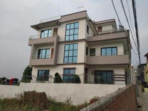 un alto edificio bianco con finestre e recinzione di Kathmandu Airport View Hotel And Lodge a Kathmandu