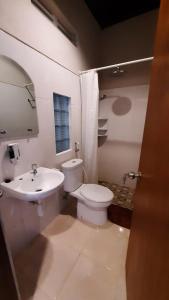 沙努爾的住宿－Agung's Annex Homestay，浴室配有白色卫生间和盥洗盆。