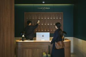 una mujer está parada en una caja registradora en Good Ol' Days Hotel, en Busan
