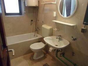 La salle de bains est pourvue de toilettes, d'un lavabo et d'un miroir. dans l'établissement Tower House, à Sarajevo