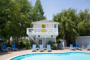 a pool with chairs and a house in the background at Lithia Springs Resort in Ashland