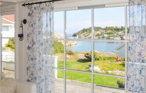 una camera con finestra affacciata sull'acqua di Holiday Home Flekkerøy Paulen Iii a Møvik