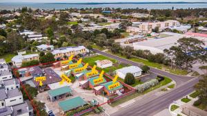 una vista aérea de una pequeña ciudad con edificios en Sunshine Retreat Villa 4, en Cowes