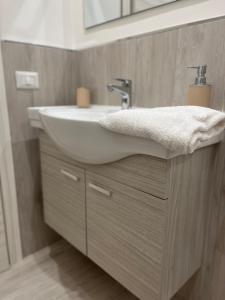 La salle de bains est pourvue d'un lavabo blanc et d'un miroir. dans l'établissement GLAM B&B room, à San Giuseppe Vesuviano