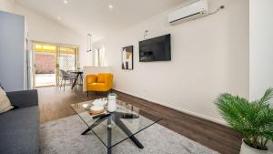 Μια τηλεόραση ή/και κέντρο ψυχαγωγίας στο Sunshine Retreat Villa 5