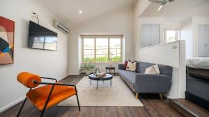 uma sala de estar com um sofá e uma cama em Sunshine Retreat Villa 6 em Cowes