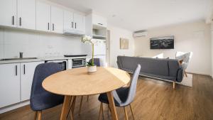 Η κουζίνα ή μικρή κουζίνα στο Sunshine Retreat Villa 8 +2 φωτογραφίες