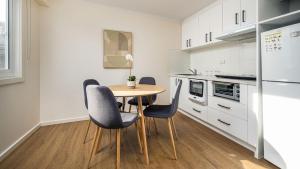 Η κουζίνα ή μικρή κουζίνα στο Sunshine Retreat Villa 8