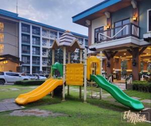 un parque infantil con un tobogán frente a un edificio en Casa Lucas en Tagaytay