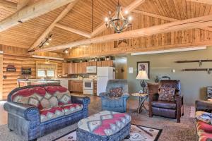 uma sala de estar com sofás e cadeiras e uma cozinha em Hill City Log Cabin with On-Site Trout Fishing! em Hill City