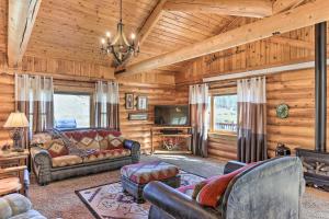 uma sala de estar com sofás e uma televisão numa cabina em Hill City Log Cabin with On-Site Trout Fishing! em Hill City