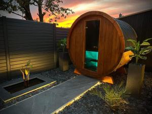 małą drewnianą saunę na podwórku z ogrodzeniem w obiekcie L’ODYSSÉE SPA w mieście Seclin