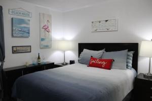 um quarto com uma cama grande e uma almofada vermelha em Fun-N-Sun with Spectacular Ocean Views em Tampa