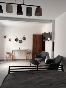 1 dormitorio con 2 sillas y mesa en Maria's Apartment 2, en Galata