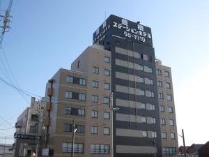 Un bâtiment avec un panneau en haut dans l'établissement Toyohashi Station Hotel / Vacation STAY 66965, à Toyohashi