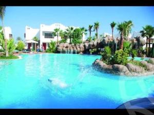 una gran piscina de agua azul en un complejo en Delta Sharm 205 en Sharm El Sheikh