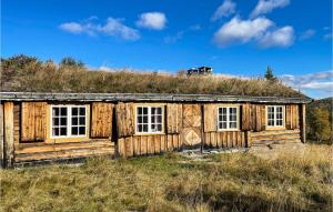 una antigua cabaña de madera con techo de hierba en Beautiful Home In Kvam With House A Mountain View en Kvam