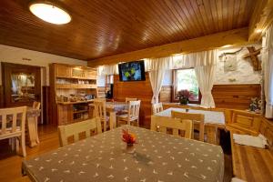 uma sala de jantar com mesa e cadeiras em Shepherds House "Alpine Dreams" em Solcava