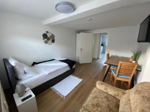 - une chambre avec un lit et une salle à manger dans l'établissement Apartment Q im Zentrum von Königsbronn, à Königsbronn