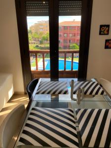 A bed or beds in a room at Luminoso y Elegante, piscinas y pistas de pádel Még 37 kép