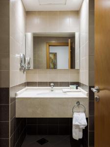 Belle Vue Building في دبي: حمام مع حوض ومرآة