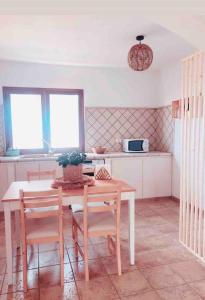 cocina con mesa y sillas en una habitación en Balcón del amanecer fuerteventura en El Charco