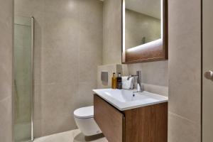 łazienka z umywalką, toaletą i lustrem w obiekcie 140 - Urban Duplex near Saint-Germain des Pres w Paryżu +13 zdjęć