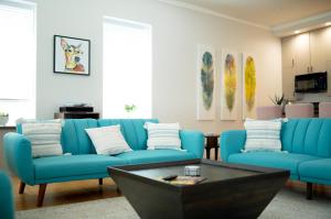 Gambar di galeri bagi 115 N Main HUGE 2 bedroom unit on Main Street di St. Charles