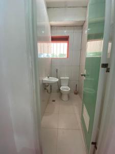 La salle de bains est pourvue de toilettes et d'un lavabo. dans l'établissement Scott's Seaview Resort, à Idanao