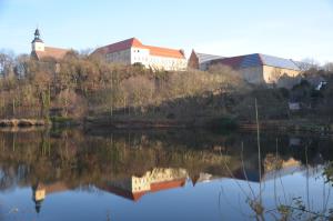 um reflexo de um edifício numa massa de água em Sonnenschloss em Walbeck