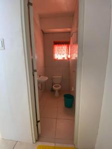 La salle de bains est pourvue de toilettes et d'une fenêtre. dans l'établissement Scott's Seaview Resort, à Idanao
