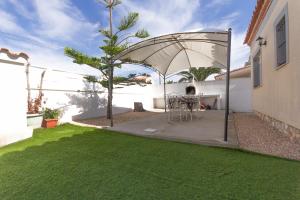 Patio alebo iná vonkajšia časť ubytovania INNOUTHOME Villa privada familiar con piscina rovelló