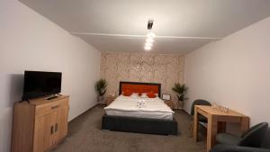 Postel nebo postele na pokoji v ubytování Orange House Constanta