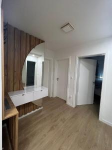 een lege kamer met een wastafel en een spiegel bij STAN NA DAN in Jelah