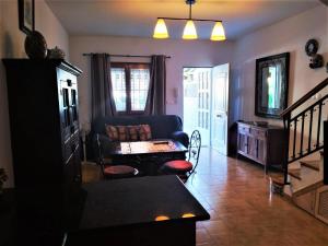 ein Wohnzimmer mit einem Sofa und einem Tisch in der Unterkunft Encantador adosado en Gran Alacant in Gran Alacant