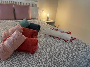 - une chambre avec un lit et des oreillers dans l'établissement Apartamento El Refugio, à El Bosque