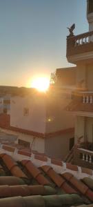 Blick auf den Sonnenuntergang vom Dach eines Gebäudes in der Unterkunft Precioso apartamento en el corazon de la cala. in Mijas Costa