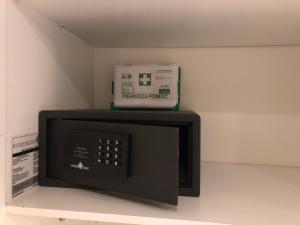 a microwave oven with a box on top of it at Apartament studio Czarna Góra II in Sienna