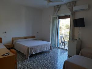 A bed or beds in a room at Hotel Conca d'Oro