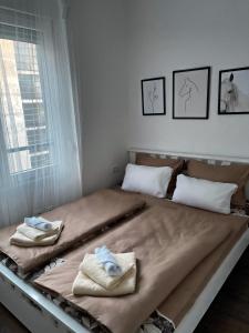 ein großes Bett mit Handtüchern darauf in einem Schlafzimmer in der Unterkunft Allure of Belgrade (80m2-861ft2) in Belgrad