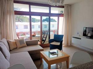 a living room with a couch and a table at Apartamento en Puerto Rico in Puerto Rico de Gran Canaria